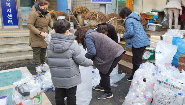 풍산동이 2월부터 12월까지 매주 목요일 오후 2시부터 오후5시 행정복지센터에서 ‘자원순환가게’를 연다.