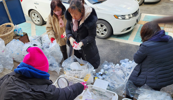 자원순환가게를 이용하는 풍산동 주민들.