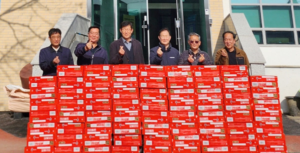 자유로마트 중산점이 소외계층을 위한 후원물품을 고봉동에 기탁했다.