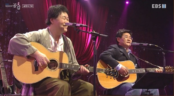 EBS '스페이스 공감' 무대에서 노래하는 송창식과 윤형주 [EBS 화면 캡쳐]