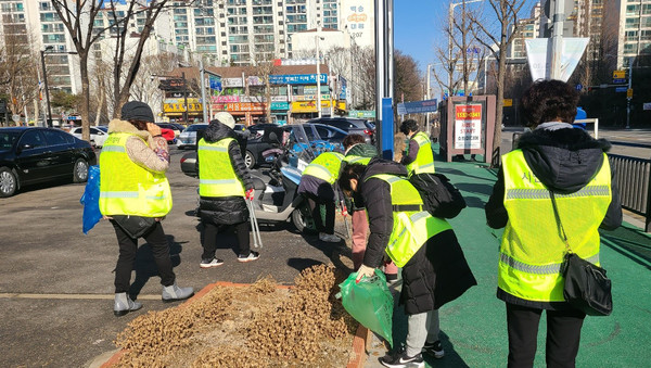 백석1동 시민안전지킴이가 상가지역과 공원, 버스정류장 일원 등 주요 거리에서 환경정화 활동을 펼쳤다
