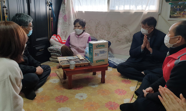 고봉동이 생신을 맞이한 홀몸 어르신들에게 방문해 생신상과 선물을 전달하며 축하하는 시간을 가졌다. 