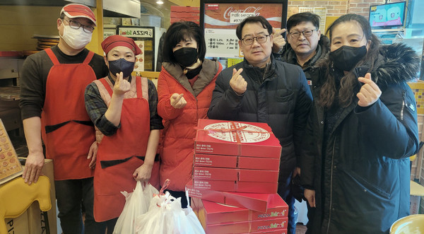 중산1동 지역사회보장협의체가 나눔가게(피자스쿨 중산점·노랑통닭 중산점)와 협력해 특화사업을 했다.