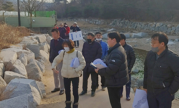  효자동이 지난해 장마철 집중호우로 피해를 본 창릉천 솔내음누리길 보수를 위해 사전 합동 점검을 했다. 