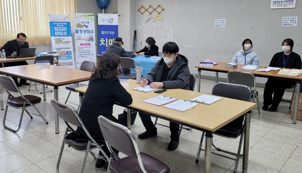 원신동이 신원마을 2단지에서 덕양구 치매안심센터 등과 함께 ‘찾아가는 복지상담’을 진행했다. 