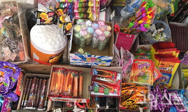 알록달록 다양한 간식거리. 흔히 불량식품이라 부르지만 허가받은 제품들만 비치할 수 있다.
