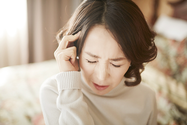 코로나19 후유증은 남성보다 여성에게 더 많이 발생하고, 두통 역시 여성에게 빈도가 높은데 이는 피로나 수면문제 때문인 것으로 나타났다.