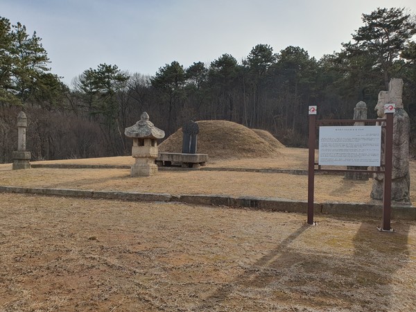 월산대군 묘는 왕릉에 못지않는 크기와 석물을 갖추고 있어 조선시대 대군묘의 전형을 이루고 있다