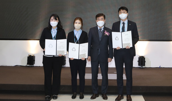 우수직원상 표창에 함께 자리한 김재진 이사장(오른쪽 두번째)과 직원들.