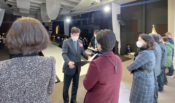 김재진 이사장이 우수회원에게 표창장을 전달했다.