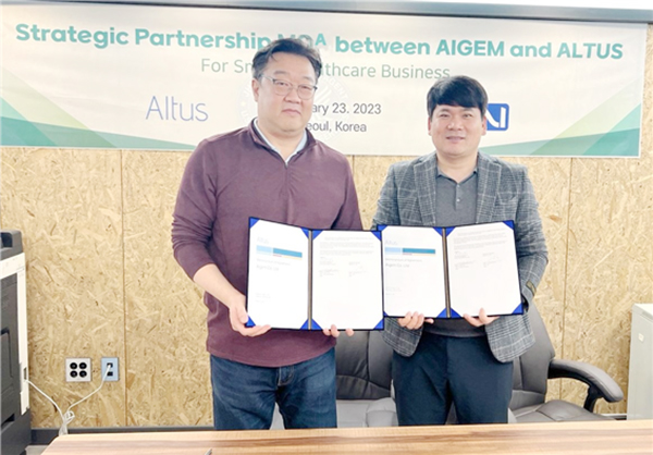 Chris Park Altus Executive Director와 ㈜에이아이젬(이영구 대표)이 MOA 체결하고 기념촬영을 했다. [사진 = 에이아이젬]