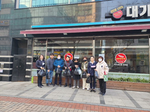 화정1동 지역사회보장협의체가 지역의 홀몸어르신들에게 영양이 풍부한 순두부정식을 전달했다. 