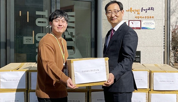 굿네이버스 경기2본부가 거룩한빛운정교회와 후원 물품 전달식을 진행했다. 물품 후원 전달식에서 굿네이버스 경기2본부 이승재 간사(좌), 거룩한빛운정교회 위임목사 유정상(우). (사진=굿네이버스 경기2본부)