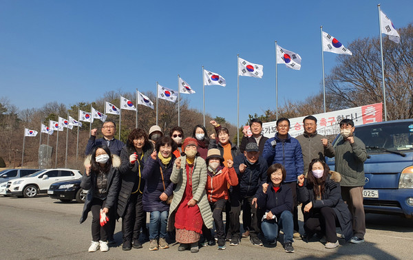 관산동 주민자치회가 태극기 공원의 태극기와 6·25전쟁 참전국 국기를 일제 정비했다.