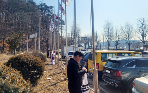 태극기를 정비하고 있는 관산동 주민자치회 위원