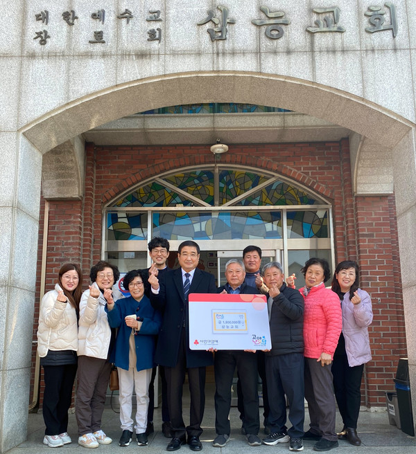  삼능교회가 지역 내 소외된 학생들을 위해 원신동 행정복지센터에 장학금 180만 원을 기탁했다.