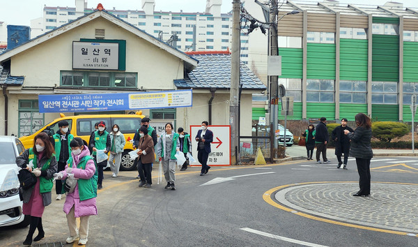 참석자들은 태극기 바람개비를 주민에게 나누며,  일산역 주변을 쾌적한 환경으로 가꾸는 데 일조했다.