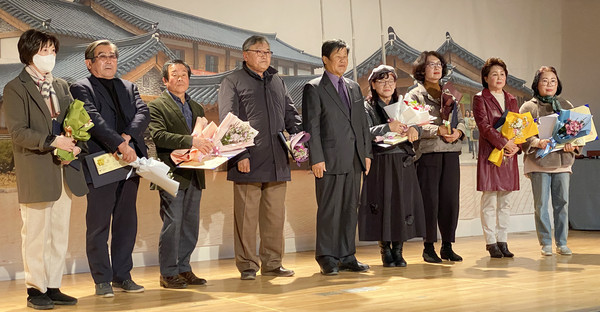 고양문화원을 위한 활동과 발전, 공헌, 전통문화발전에 이바지한 회원들에게 표창장 전달이 있었다. 