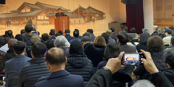  김용규 고양문화원장이 총회에서 인사말을 전하고 있다.