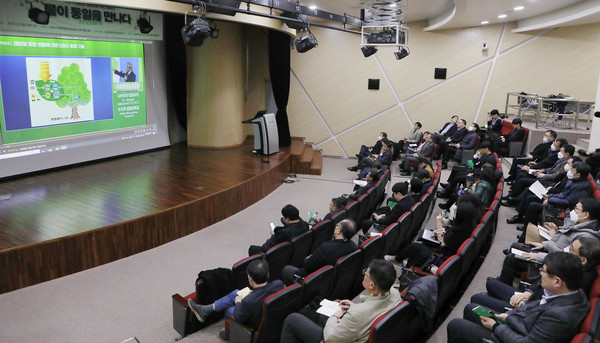 나카즈미 히로유키 명예교수의 태양광 파장 변환에 의한 ESG 농업 기술이라는 주제의 발표.