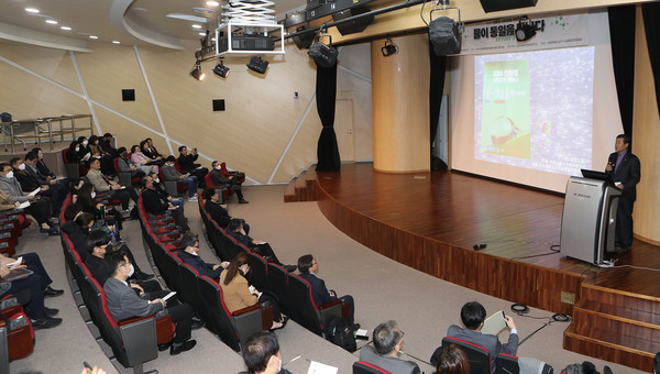 김용규 고양문화원장이 축사를 전하고 있다.