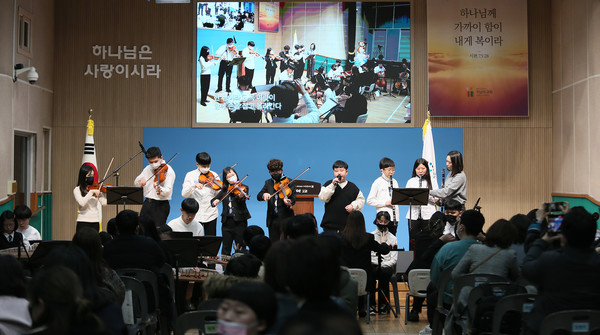 재학생들은 오케스트라 축하공연으로 신입생들의 입학을 축하했다.