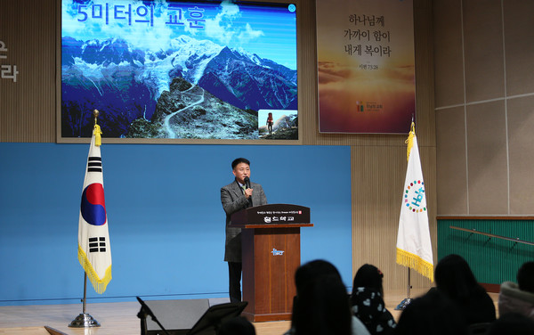 김봉환 홀트학교 교장이 입학식을 축하하고 있다.