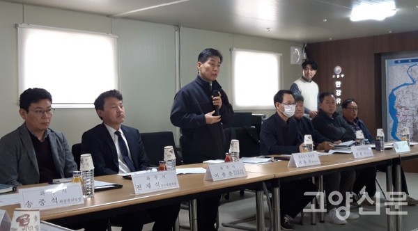 참석자들에게 회의 취지를 설명하는 서흥원 한경유역환경청장. 