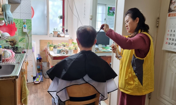 화정1동 지역사회보장협의체가 취약계층 어르신들에게 무료로 이·미용 서비스를 제공하는 ‘찾아가는 미용실’ 운영을 시작했다.