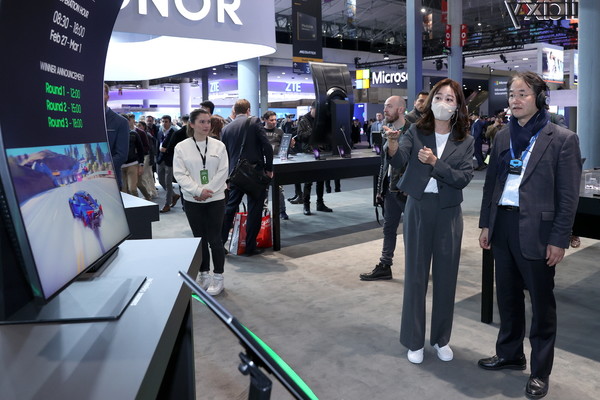 세계최대 이동통신박람회인 ‘모바일 월드 콩그레스’를 참관하고 있는 이동환 고양시장. 이 시장은 지난달 26일부터 이달 5일까지 6박8일 일정으로 스페인과 독일 해외출장에 나섰다.