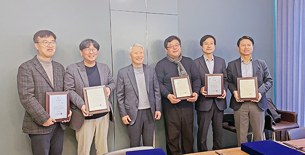 ‘관광진흥법’과 ‘국제회의산업 육성에 관한 법률’ 개정을 주도했던 한국MICE협회 법률개정특별위원회 위원들이 지난해 11월 25일 간담회에서 그간 진행 경과를 공유하고 향후 추가적인 법률 개정 개선 방안에 대해 논의했다. 법률개정특별위원회(위원장 이상열 고양컨벤션뷰로 사무국장)에는 서원준 티에스엠 대표, 박래춘 수원컨벤션센터 마이스본부장, 김춘수 인제스피디움 대표, 이봉순 한국PCO협회장, 윤유식 한국MICE관광학회장, 김한석 한국이벤트산업협동조합 이사장, 김성태 대구컨벤션뷰로 사무국장, 권종술 한국관광공사 MICE실장 등이 위원으로 참여했다. [사진 = 한국MICE협회]