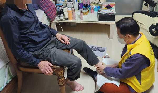 화정1동 지역사회보장협의체가 취약계층 어르신들을 위한‘행복 마사지’ 사업을 시작했다. 