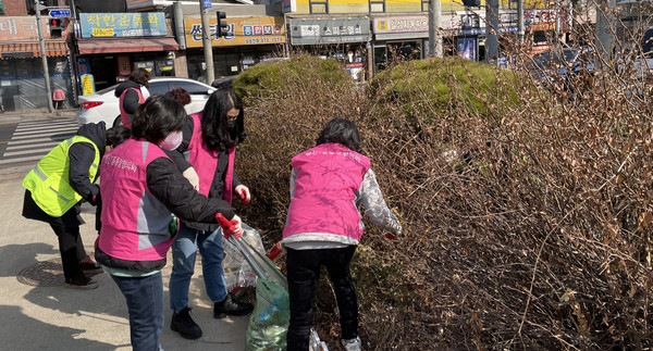 마을대청소를 하고 있는 행신1동 관계자들.
