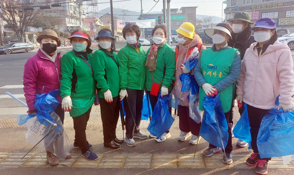 관산동이 내유동 마을 주민들과 함께 봄맞이 마을 대청소를 했다. 