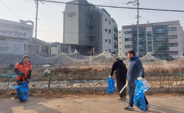 마을대청소를 하는 내유2동 주민들과 관계자들.