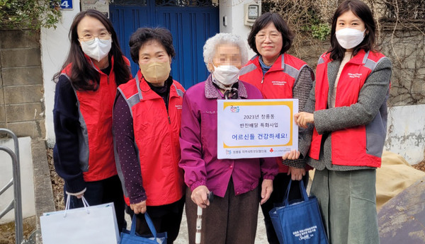 창릉동이 저소득 취약계층 어르신 반찬 배달 사업으로 생활이 어려운 어르신가구에 밑반찬을 전달했다. 