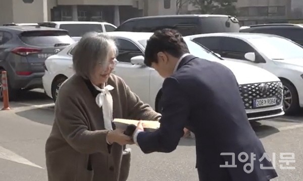 기자회견 후 범대위 측은 골프장 증설 백지화를 요구하는 서명지와 입장문은 이동환 고양시장 비서실 보좌관에게 전달했다.