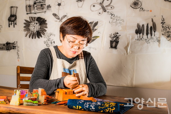 전각작업에 몰입해 있는 이순연 작가.