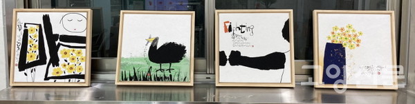 작은 크기의 아기자기한 작품이 나란히 놓여 있다.