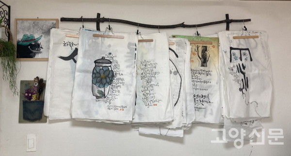 이순연 작가의 공방에는 다양한 재료들로 구성된 작품들을 더 많이 볼 수 있다.