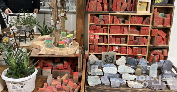 돌로 만든 전각들이 빼곡이 자리한 작가의 공방 한 켠.