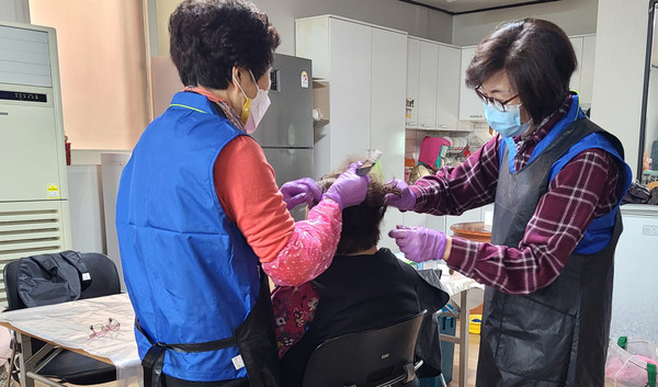  행복나눔봉사회가 신도 경로당 이용 어르신들에게 이·미용 서비스를 제공했다.