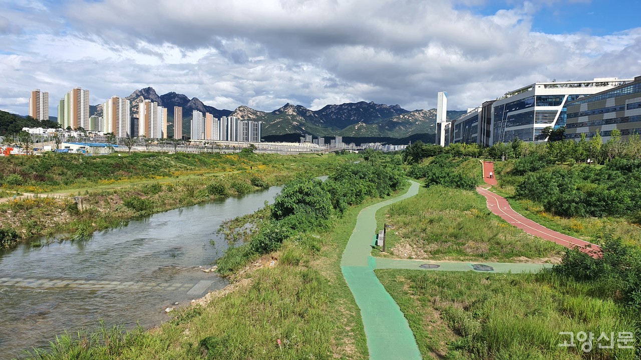 북한산에서 시작해 지축, 삼송, 원흥지구를 지나 한강으로 흐르는 고양시 대표하천인 창릉천이 환경부 통합하천정비사업을 통해 새단장을 앞두고 있다. 사진은 창릉천 지축지구 구간 풍경.