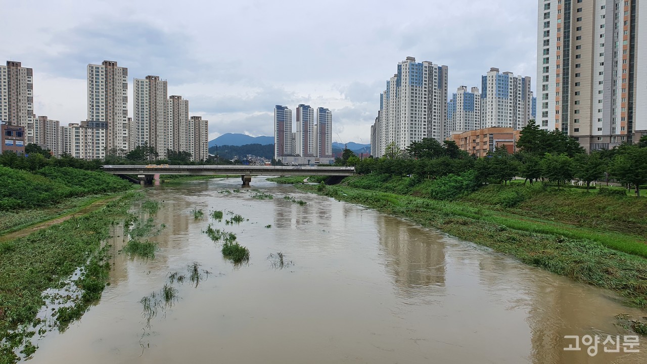 지난 여름 폭우로 범람했던 창릉천 삼송지구 구간 모습