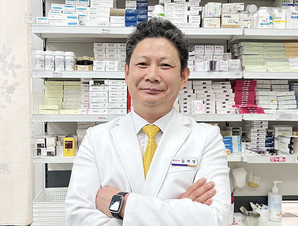 김계성 고양시약사회장은 “코로나19가 발발하고 나서 마스크 판매부터 시작해 대면 투약까지 눈 뜨면 달라지는 대응지침을 확인하고 그 지침대로 일사불란하게 시민안전을 위해 애쓴 약사들의 노력이 코로나19를 이겨내는 힘 중 하나였다고 자부한다”며 “의약분업 이후 약사의 사회적 지위가 예전과는 많이 달라졌는데, 약사로 살면서 자긍심을 갖고 또 약사로서 행복하게 일할 수 있도록 모든 노력을 다할 것”이라고 말했다.