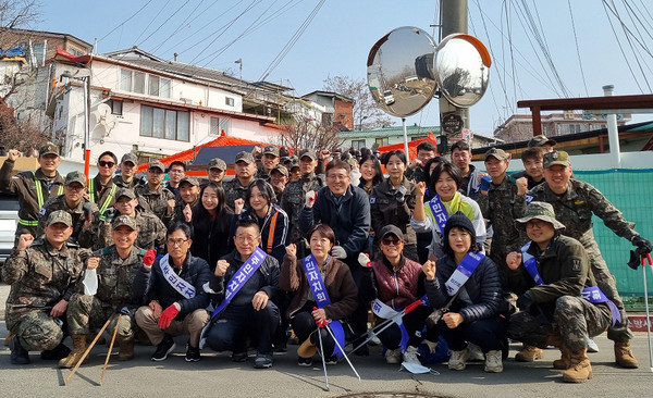 화전동 주민자치회와 육군 제11항공단이 깨끗한 화전동 만들기를 위해 청소 봉사에 나섰다. 