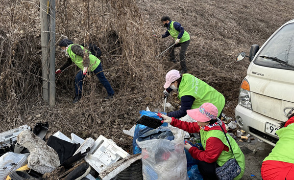 주교동 주민자치회를 비롯한 주교동 10개 직능단체가 마을대청소를 하고했다. 