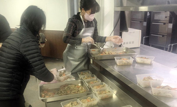 음식을 담고 있는 관계자들