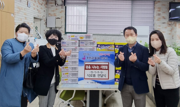 장항2동이  ‘꿈을 나누는 사람들’로부터 봄맞이 후원물품으로 햇반 15박스와 라면 10박스를 전달받았다.