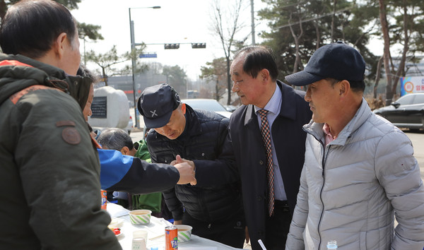 김보연 고양시산림조합 조합장(오른쪽 두번째)이 발대식에 참석해 주민들과 인사하고 있다.